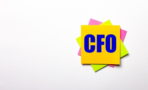 Su una superficie chiara adesivi multicolori luminosi con il testo CFO Chief Financial Officer. Copia spazio.