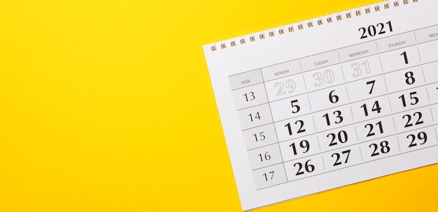 Su una superficie giallo brillante c'è il calendario 2021