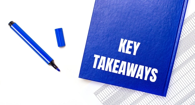 Su uno sfondo bianco riporta una penna blu e un taccuino blu con il testo KEY TAKEAWAYS Business concept Banner