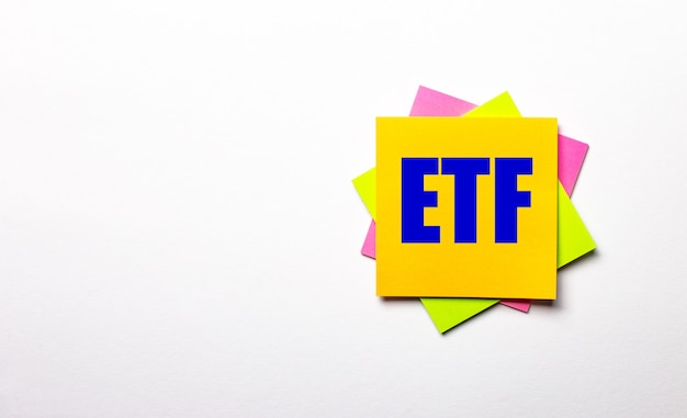 Su uno sfondo chiaro - adesivi multicolori luminosi con il testo ETF Exchange Traded Funds. Copia spazio