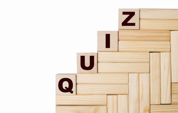 Su uno sfondo chiaro, blocchi di legno e cubi con il testo QUIZ