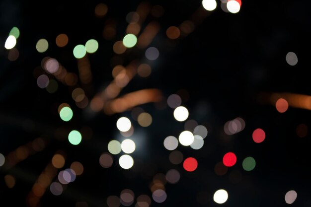 Su uno sfondo nero bokeh da esplosioni di fuochi d'artificio colorati