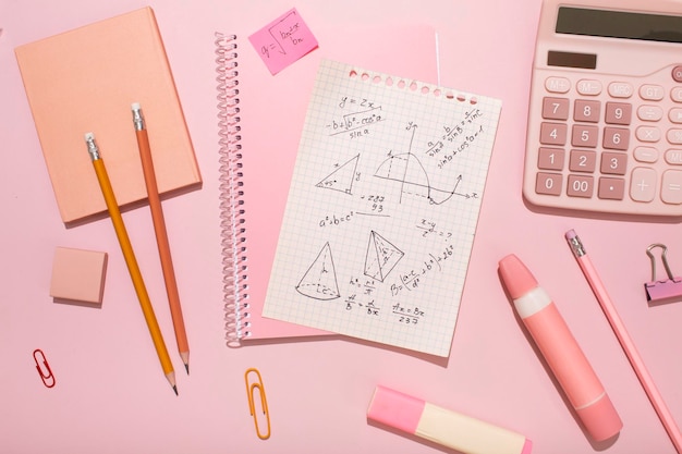 Su uno sfondo rosa la scuola rosa fornisce una calcolatrice cheat sheet