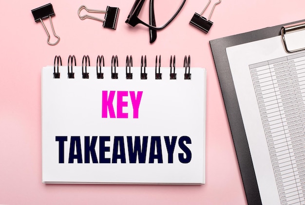 Su uno sfondo rosa, relazioni, graffette nere, occhiali e un quaderno bianco con il testo KEY TAKEAWAYS