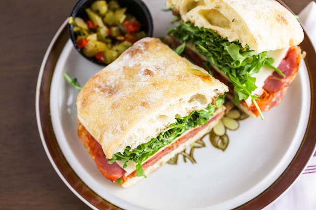 Sub panino italiano con rucola su pane ciabatta.