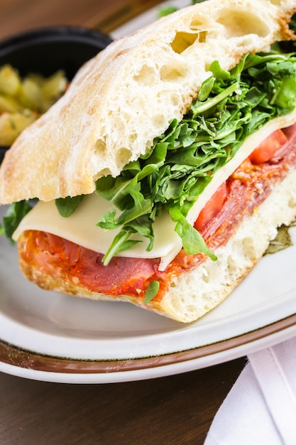 Sub panino italiano con rucola su pane ciabatta.