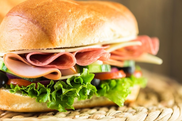 Sub sandwich con verdure fresche, pranzo a base di carne e formaggio su hoagie roll.