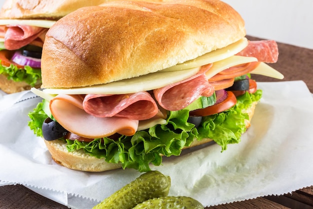 Sub sandwich con verdure fresche, pranzo a base di carne e formaggio su hoagie roll.