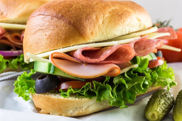 Sub sandwich con verdure fresche, pranzo a base di carne e formaggio su hoagie roll.