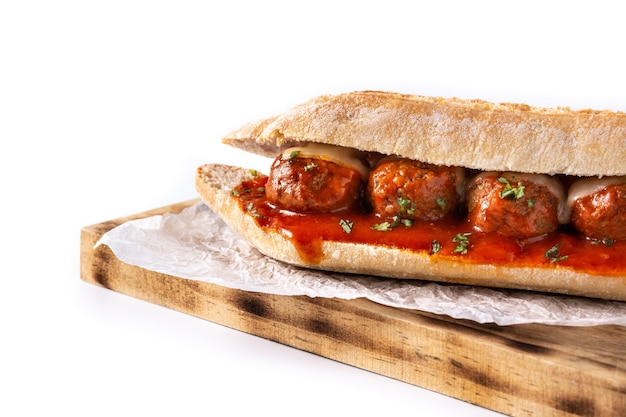 Sub sandwich di polpette isolato su sfondo bianco