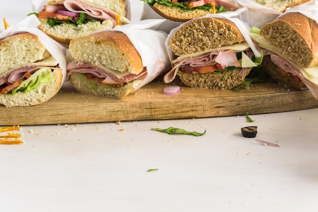 Sub sandwich fresco su hoagies bianco e grano.