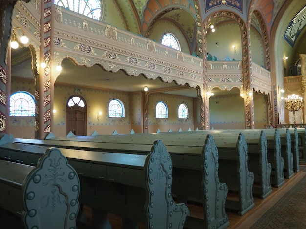 Subotica Serbia 12 settembre 2021 panchine file sedili e sedie nella sinagoga interni interni religione ebraica locali di culto e centro della vita religiosa della comunità