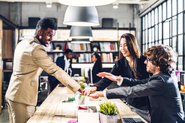 Successo di uomini d'affari professionisti di gruppo per vincere di celebrare il successo del progetto. Affari creativi che mettono e uniscono le mani un buon lavoro di squadra insieme in ufficio