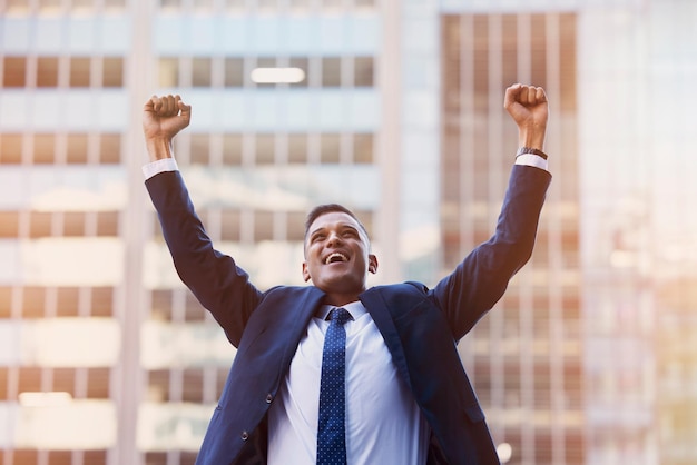 Successo e vincitore dell'uomo d'affari con felice promozione o bonus dei dipendenti aziendali con vittoria e reazione positiva Raggiungimento della motivazione e vittoria sul lavoro con crescita e sviluppo nella carriera