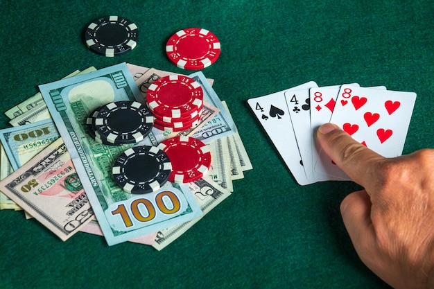 Successo nel vincere sul tavolo in un poker club con una combinazione di carte a doppia coppia