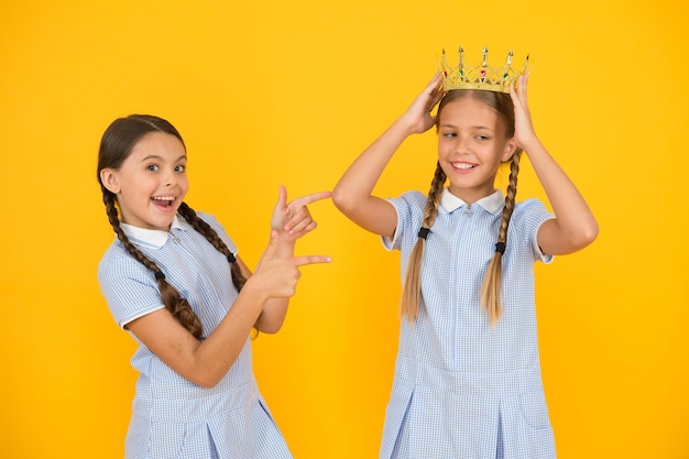 Successo nell'istruzione Celebrando il successo È la migliore Studentesse felici e corona d'oro simbolo di successo Successo e rispetto Piccola principessa Premio motivazionale per i bambini delle scuole