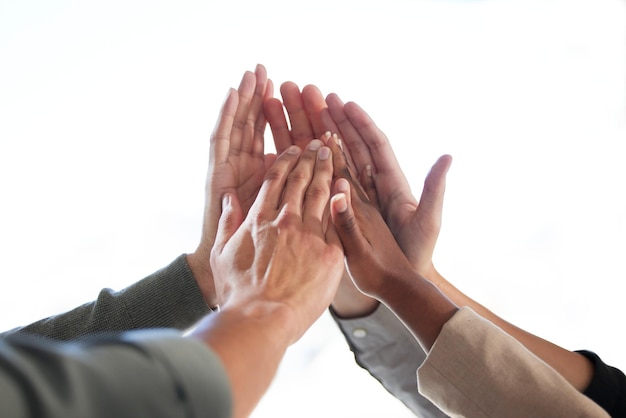 Successo sfondo bianco o uomini d'affari batti il cinque per aver vinto un affare o un risultato di partnership di gruppo Vincitori del lavoro di squadra o dipendenti in festa insieme al sostegno della vittoria o della solidarietà