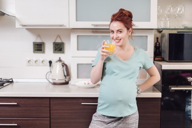 Succo bevente della donna incinta del ritratto