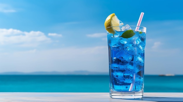 Succo blu in un bicchiere con sfondo blu di mare e cielo