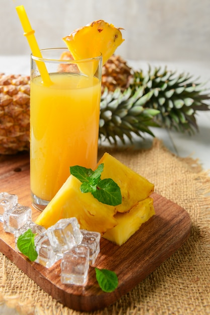 Succo d&#39;ananas con fetta di ananas