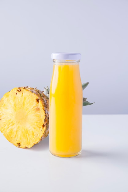 Succo d'ananas in bottiglia