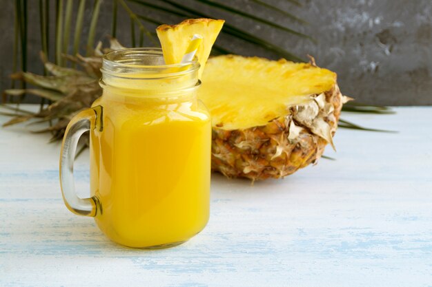 Succo d&#39;ananas in un barattolo con una cannuccia.