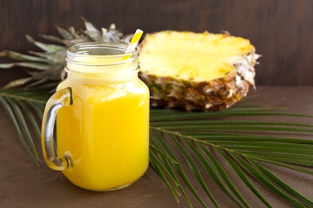 Succo d&#39;ananas in un barattolo con una cannuccia.