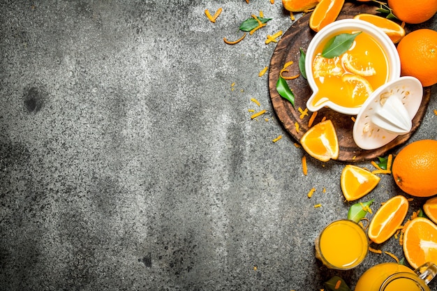 Succo d'arancia appena spremuto con pezzi di frutta. Su fondo rustico.