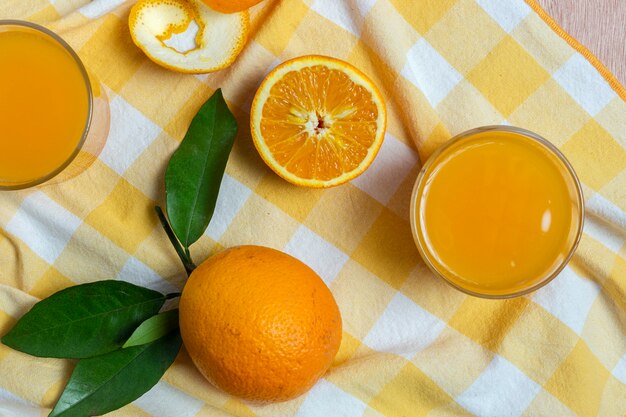 Succo d'arancia casalingo da sopra sulla tavola di legno