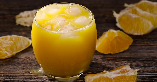 succo d'arancia con ghiaccio e fette di arancia