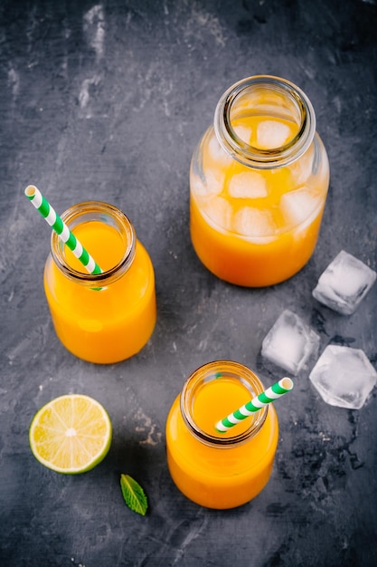 Succo d'arancia di mango con ghiaccio e lime in bicchieri