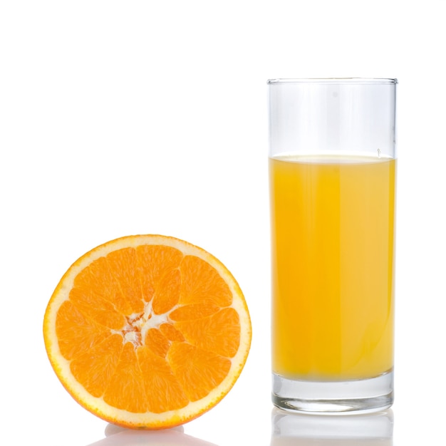 Succo d'arancia e arancia isolato su bianco