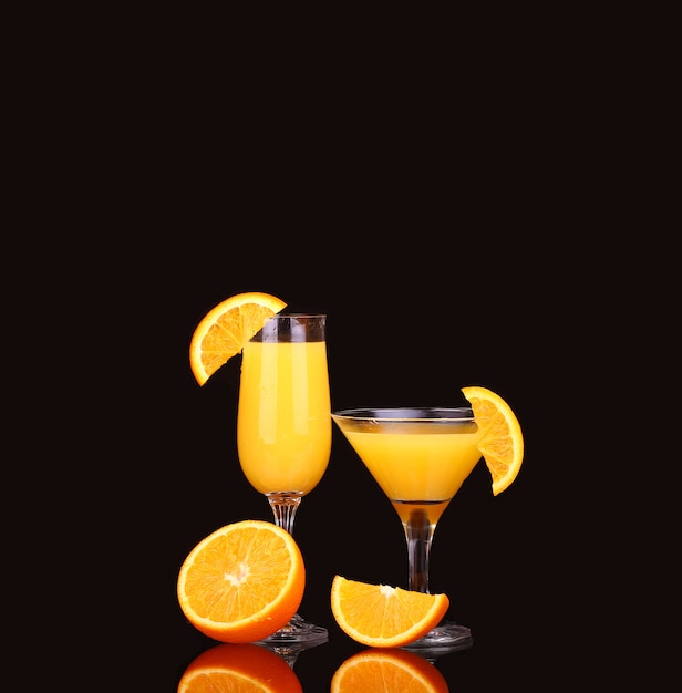 Succo d'arancia e vodka organici freschi in un vetro alto sul nero