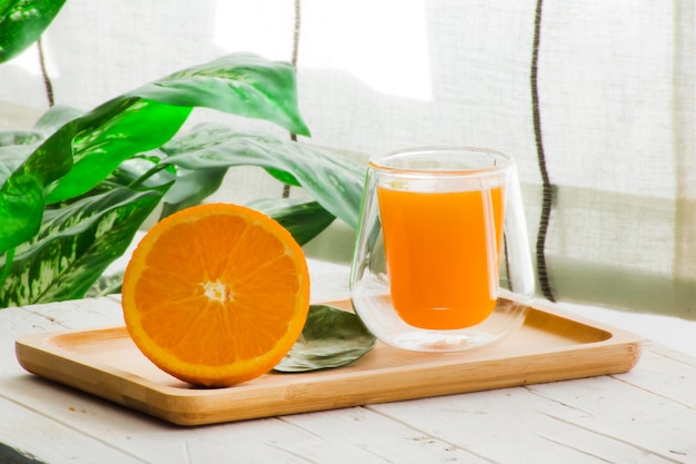 Succo d'arancia fresco in un bicchiere