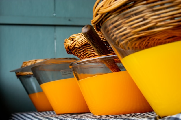 Succo d&#39;arancia fresco in un vaso di vetro con cesti di coperchio