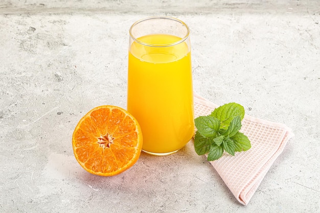 Succo d'arancia fresco servito menta e mezzo frutto