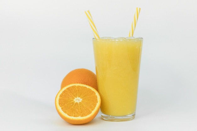 Succo d'arancia fresco sul tavolo della cucina Succo d'arancia in un bicchiere con menta frutta fresca sul tavolo Copia spazio