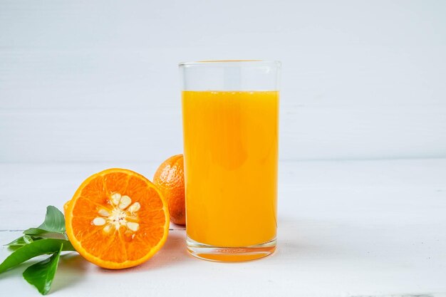 Succo d'arancia in bicchiere su tavola