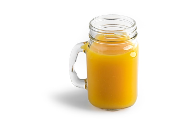 Succo d'arancia in bottiglia isolato su bianco.