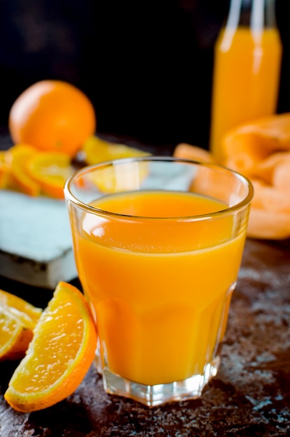 Succo d&#39;arancia in un bicchiere e pezzi