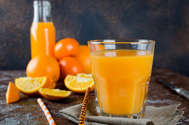 Succo d&#39;arancia in un bicchiere e pezzi