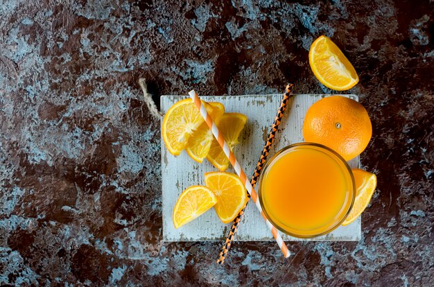 Succo d&#39;arancia in un bicchiere e pezzi