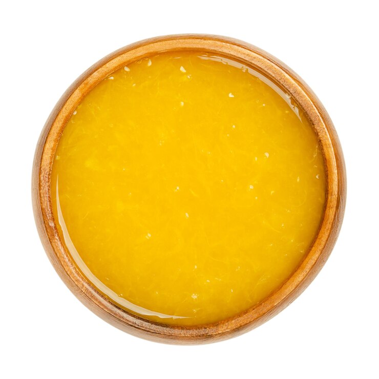 Succo d'arancia in una ciotola di legno