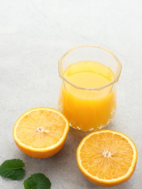 Succo d'arancia in vetro con frutta fresca sul tavolo Messa a fuoco selettiva e sfondo sfocato