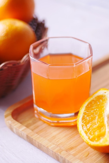 Succo d'arancia in vetro con frutta fresca