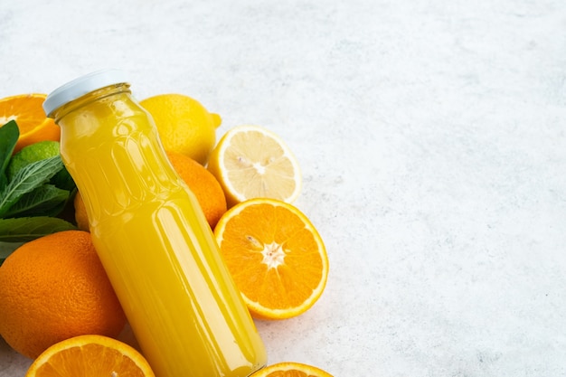 Succo di agrumi in bottiglia di vetro. Vitamina C, potenziatore del sistema immunitario