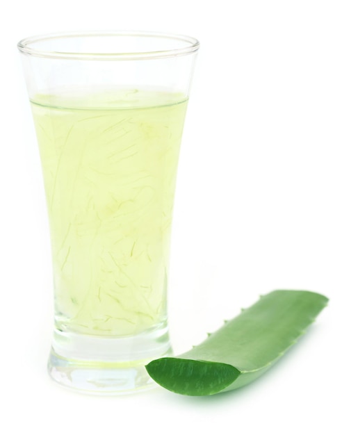 Succo di aloe in un bicchiere su sfondo bianco