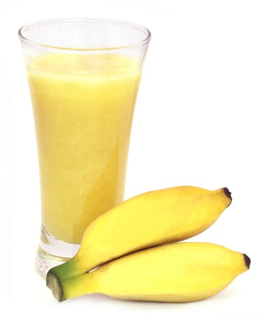 Succo di banana con frutta fresca su sfondo bianco