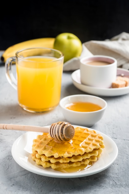 Succo di caffè colazione sana Biscotti miele Banana su grigio