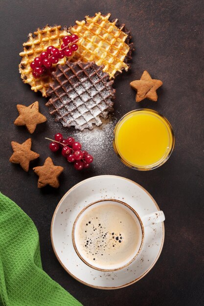 Succo di caffè e cialde con frutti di bosco